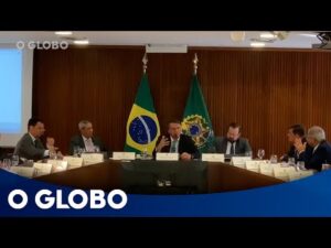 Presidente Bolsonaro convoca ministros a agirem antes das eleições para evitar caos no Brasil