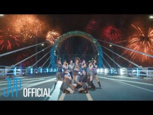 TWICE apresenta o videoclipe oficial da música 'ONE SPARK'