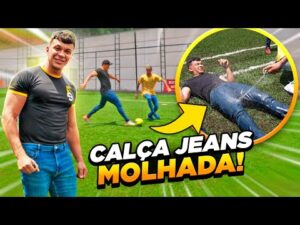 Desafio: jogando futebol de calça jeans molhada! Com muita diversão e tretas!