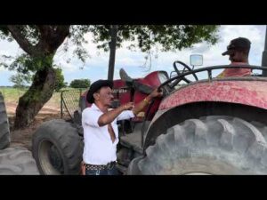 André, tratorista, e Tiringa batendo papo na fazenda CR Agro do Piauí | Turma da Chácara