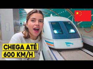 Experimentando a rapidez do trem mais veloz do mundo durante uma viagem na China