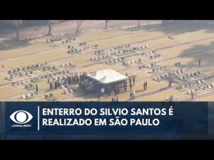 Amigos e familiares prestam homenagem no enterro de Silvio Santos