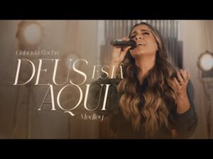 Gabriela Rocha canta o medley 'Deus Está Aqui' ao vivo