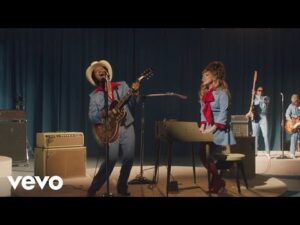 Lady Gaga e Bruno Mars apresentam o vídeo oficial da música 'Die With A Smile'