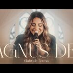 Gabriela Rocha canta Agnus Dei em uma apresentação ao vivo cheia de emoção