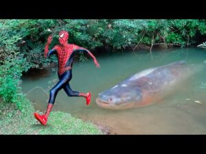 Homem Aranha enfrentando o Monstro Peixe Aranha em uma épica batalha